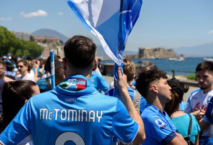 Napoli, şampiyonluğu taraftarlarıyla kutladı