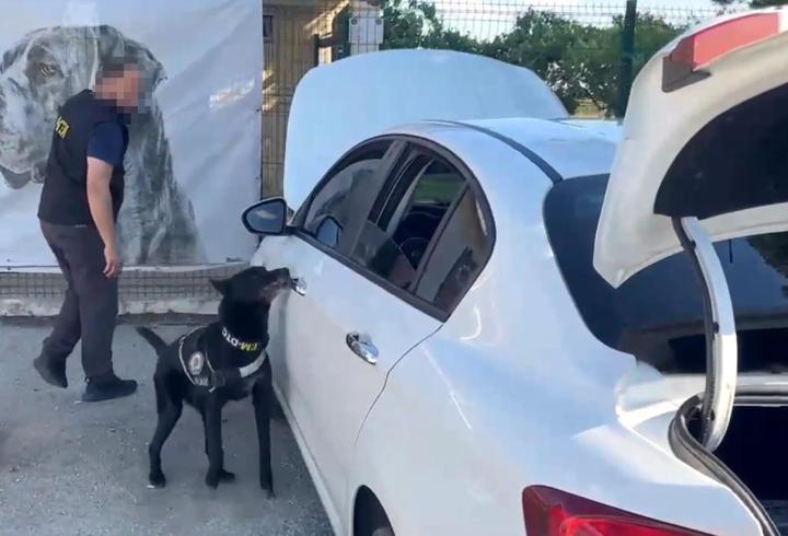  Otomobilde uyuşturucu ele geçirildi; 1 tutuklama
