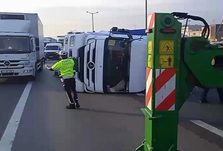 SON DAKİKA... TEM Otoyolu'nda TIR devrildi: İstanbul yönünde yoğunluk!