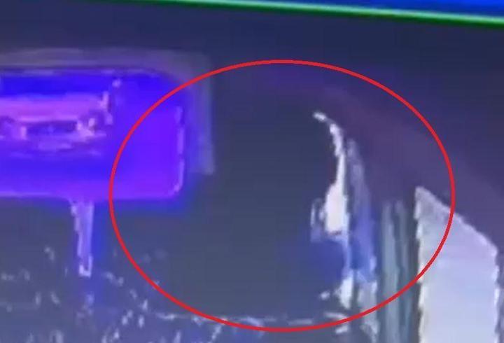 Bindiği dolmuştan ateş açıp husumetlisini vurdu; o anlar kamerada