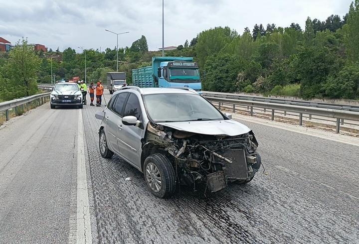 Bariyere çarpan otomobilin sürücüsü yaralandı