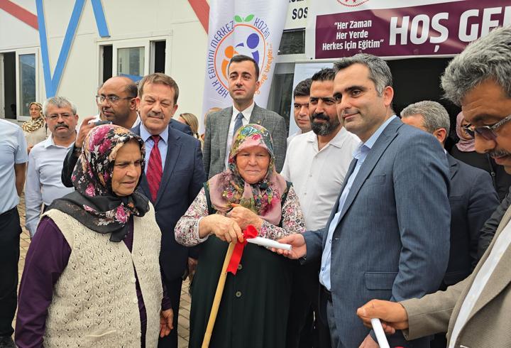 Okuma yazma öğrenen kadınlar belgelerini aldı