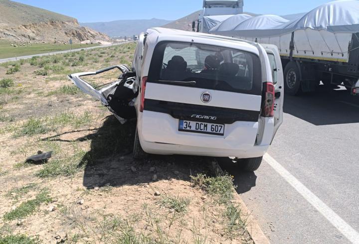 Van'da hafif ticari araçlar çarpıştı: 4 ölü, 2 yaralı