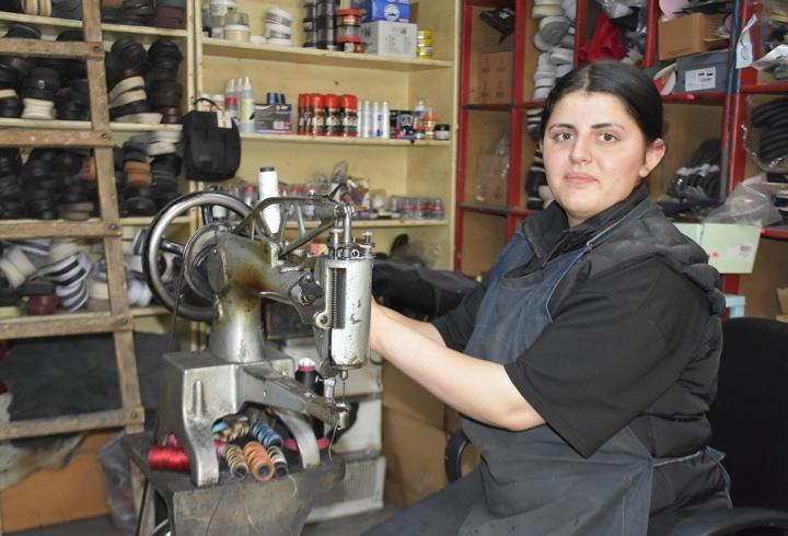 Ayakkabı tamircisi çırağı 16 yaşındaki Esra, kentte tek