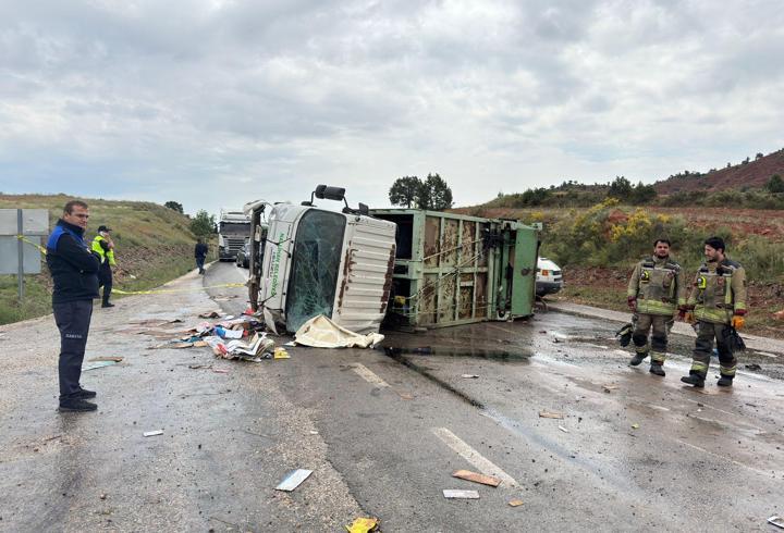 Belediyenin çöp kamyonu devrildi; 1 ölü, 1 yaralı