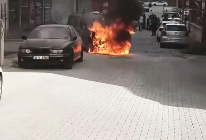 Siirt'te park halindeki araç yandı