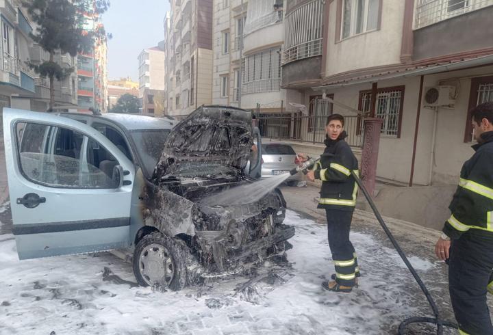 Siirt'te park halindeki hafif ticari araçta çıkan yangın söndürüldü