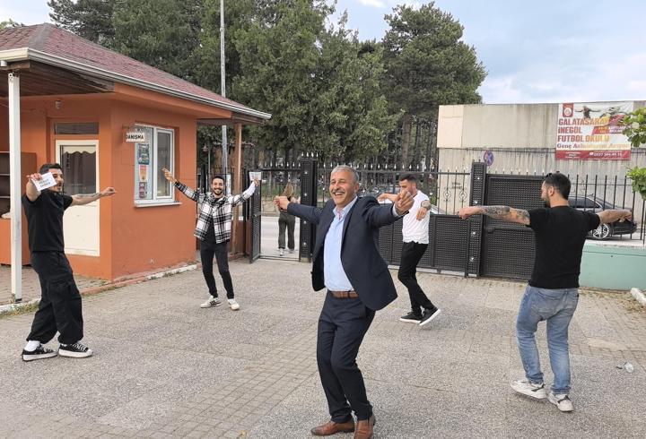 Seçimi kazanan muhtar, yakınlarıyla çiftetelli oynadı