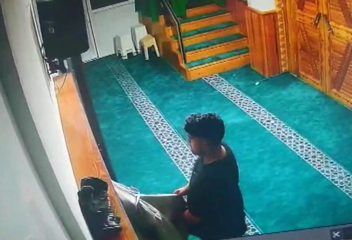 Caminin yardım kutusu ile müezzinin cüzdanını çaldı