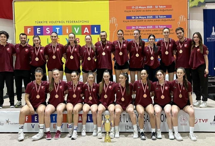 Karşıyaka'ya voleybolda çifte kupa