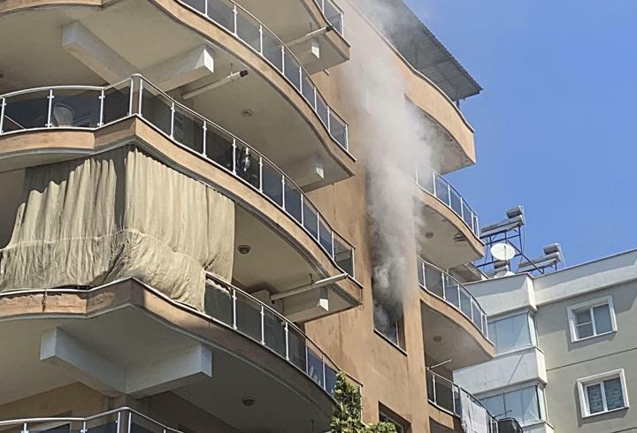 Aydın'da 7 katlı binadaki dairede çıkan yangın söndürüldü