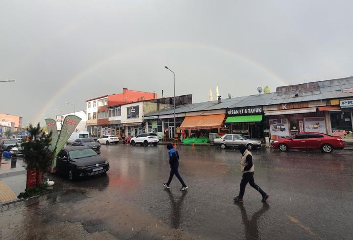 Erzurum ve Ardahan'da dolu ve sağanak etkili oldu