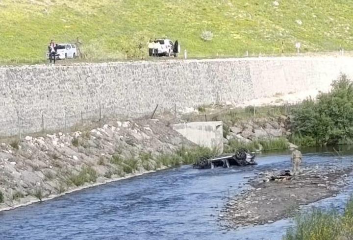 Dereye uçan otomobildeki çift ile çocukları öldü