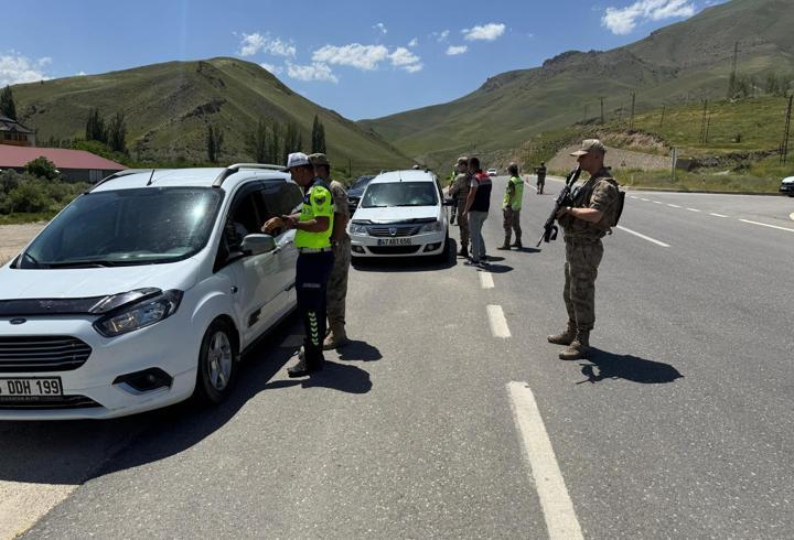 Hakkari'de jandarma ekipleri trafik denetimi yaptı 