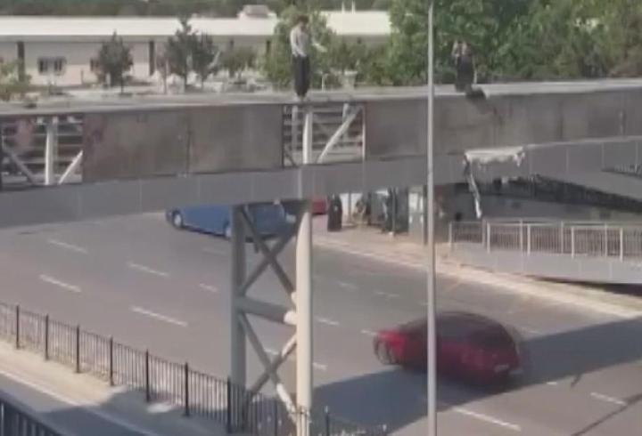 İstanbul - Kartal’da üst geçitten elektrik direğine atladı