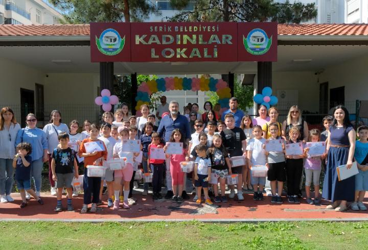 Kursiyerlerin mezuniyet sevinci