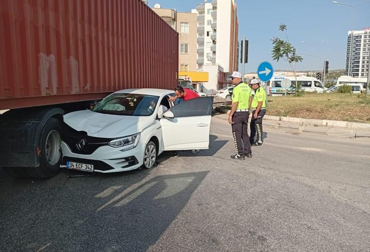 Kızıkale'de Otomobil TIR'a Çarptı