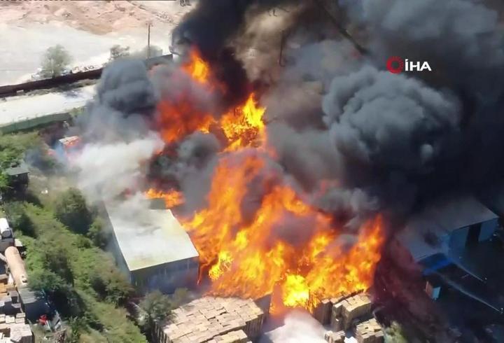 SON DAKİKA: Kocaeli'nde palet fabrikası yanıyor: Çok sayıda ekip bölgede