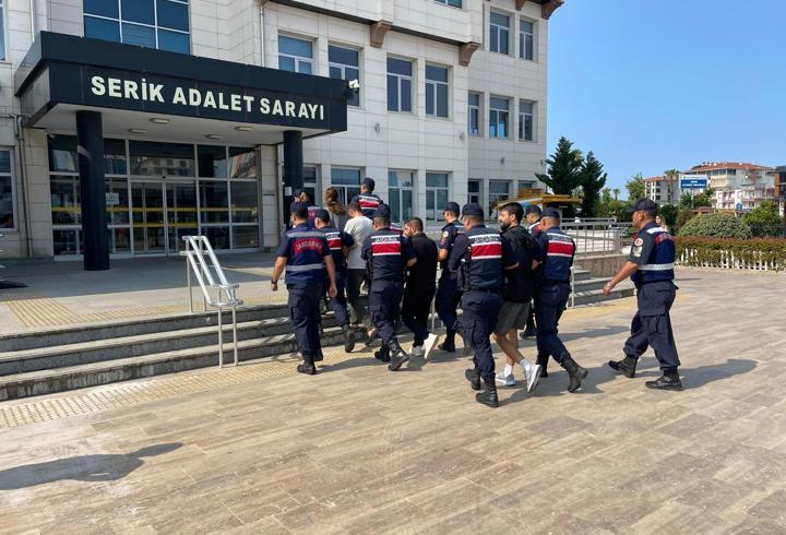 Serik'te aranan 4 şüpheli yakalandı