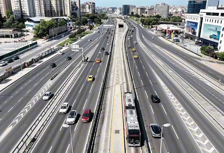 Bayramın ilk günü İstanbul'da yollar boş kaldı
