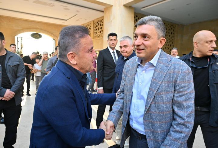 Başkan Böcek, protokol ve vatandaşla bayramlaştı