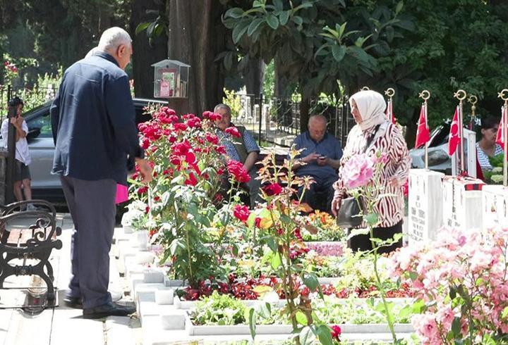 Edirnekapı Şehitliği'nde buruk bayram