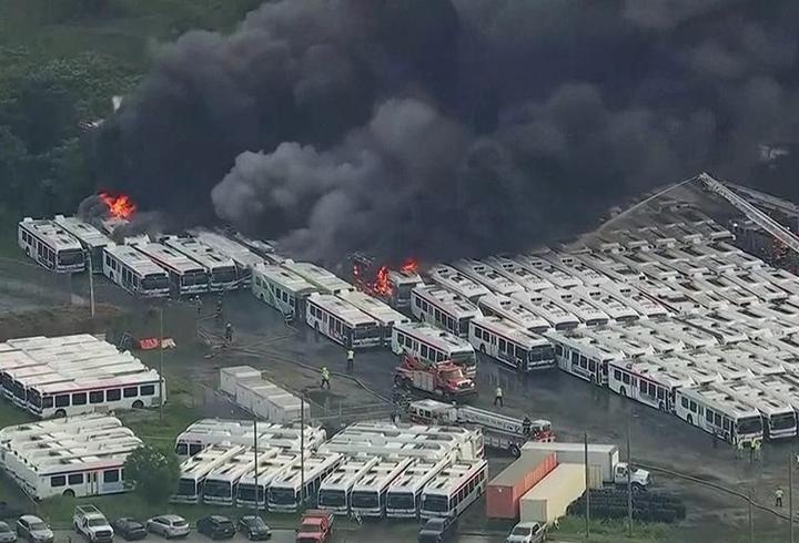 ABD’de garajdaki 40 hurda otobüs alev alev yandı