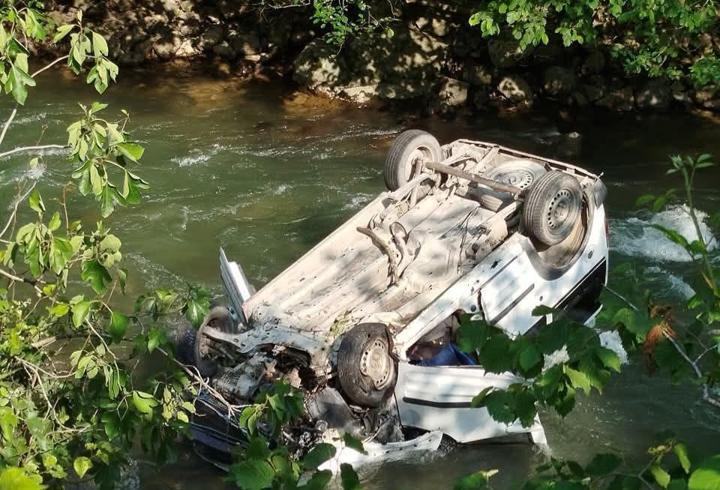 Hafif ticari araç dereye yuvarlandı: 2 ölü, 1 yaralı