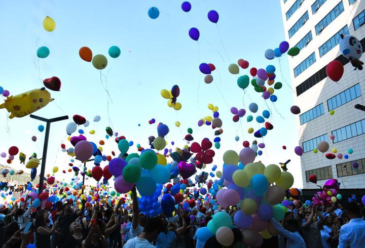 İzmir'de Kanserli Çocuklar İçin Balon Uçuruldu