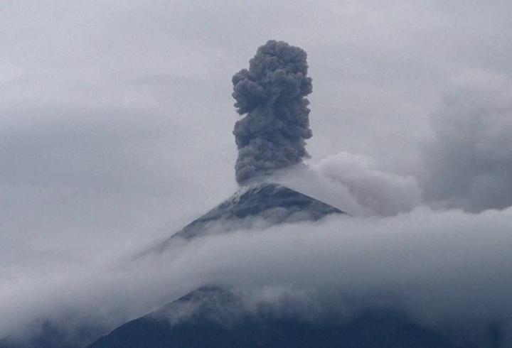 Guatemala'da yanardağ patladı