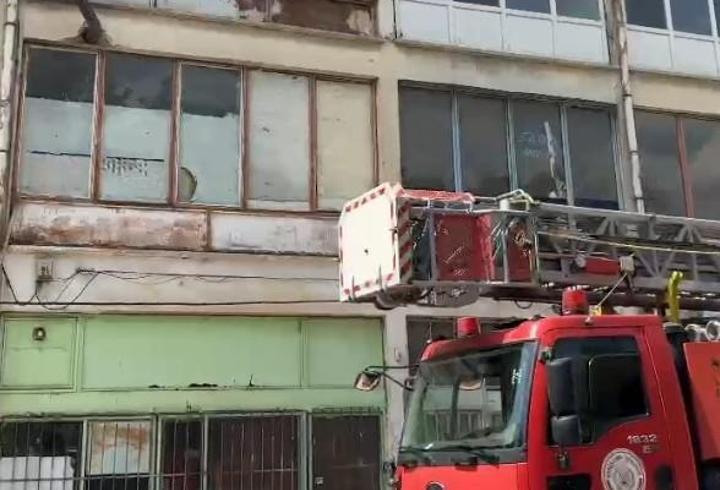 Depoda mahsur kalan köpekleri, itfaiye kurtardı