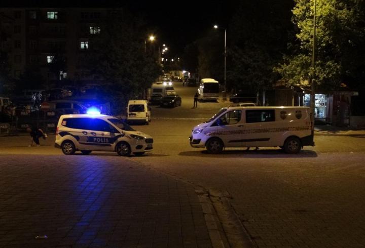 İki yıl önce kendisini tüfekle yaralayan husumetlisini tabancayla vurdu