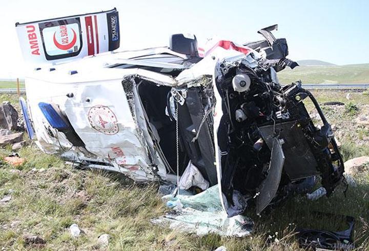 Kars'ta ambulans şarampole devrildi