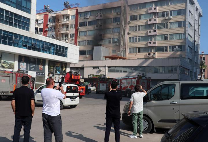 Antalya’da iş merkezinde klima yangını paniği