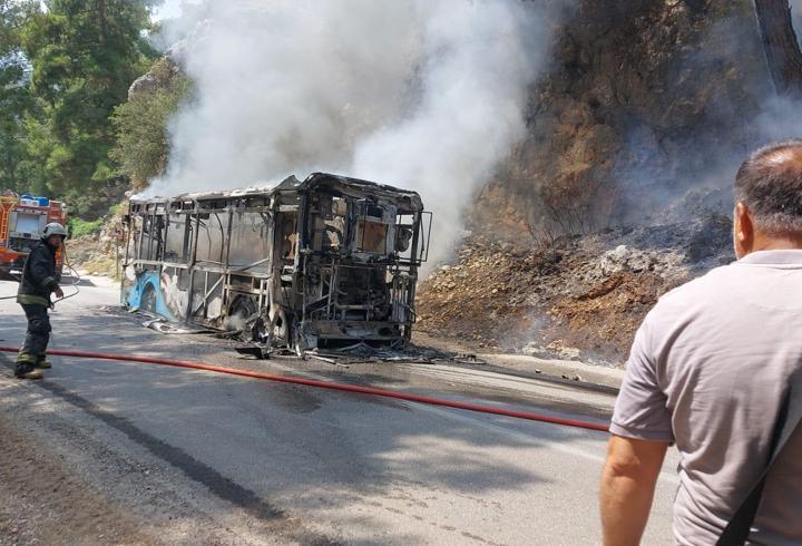 Antalya'da otobüste başlayıp ormana sıçrayan yangın söndürüldü