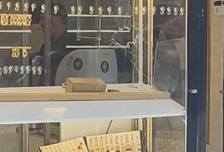Kuyumcuyu soymak için girdiler, silahlarını düşürüp kaçtılar