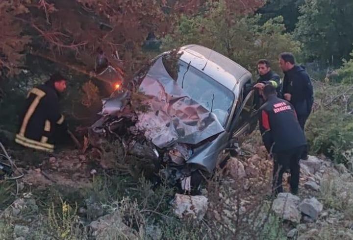 Beyşehir'de uçuruma devrilen otomobildeki 3 kişi yaralandı