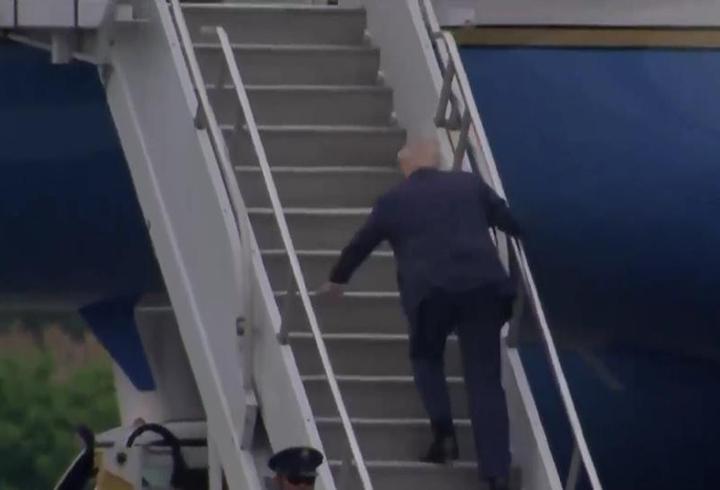 Trump merdiven çıkarken tökezledi