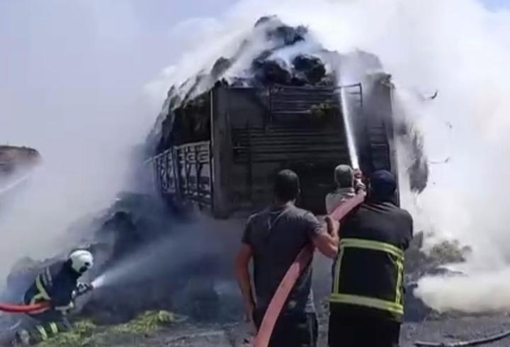 Mardin'de saman yüklü TIR, alev alarak yandı