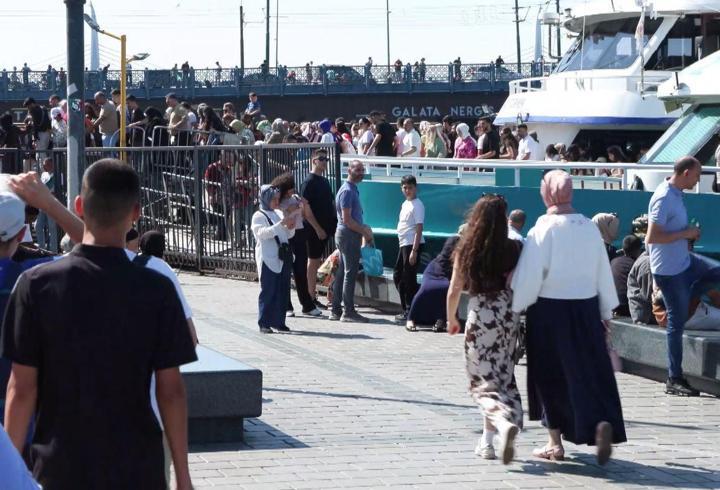 İstanbul- Eminönü'nde bayramın son gününde de yoğunluk devam etti