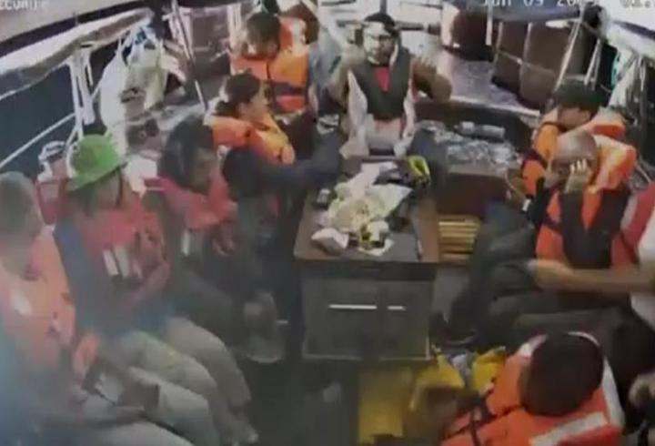 İsrail yardım gemisini bastı