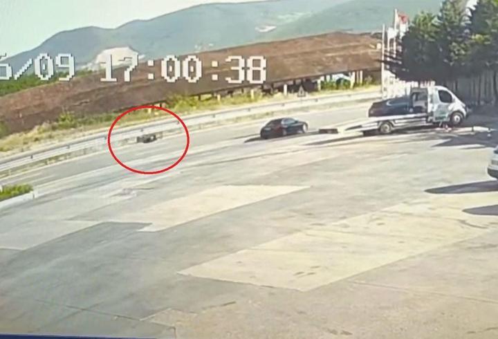 Motosikletiyle refüje çarpıp öldü; sürüklendiği anlar kamerada