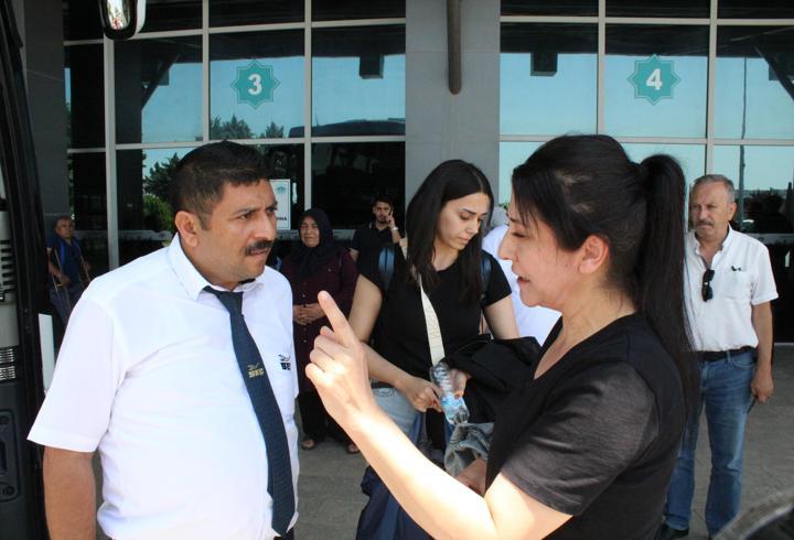 Yolcu gibi otobüse binen komiser, telefonla konuşan şoföre ceza kesti