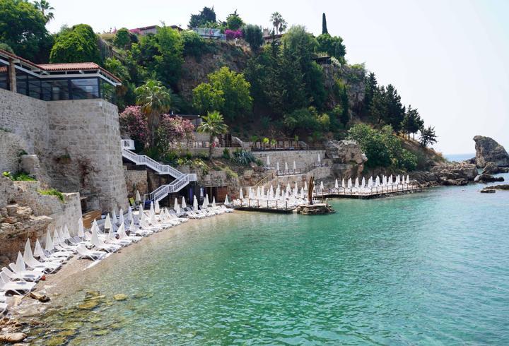 Plajdaki 1000 liralık şezlong ücreti, yarıya düşürüldü