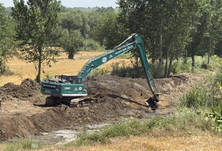 Çan'da Etili Deresi'ndeki dip temizliği yapılıyor