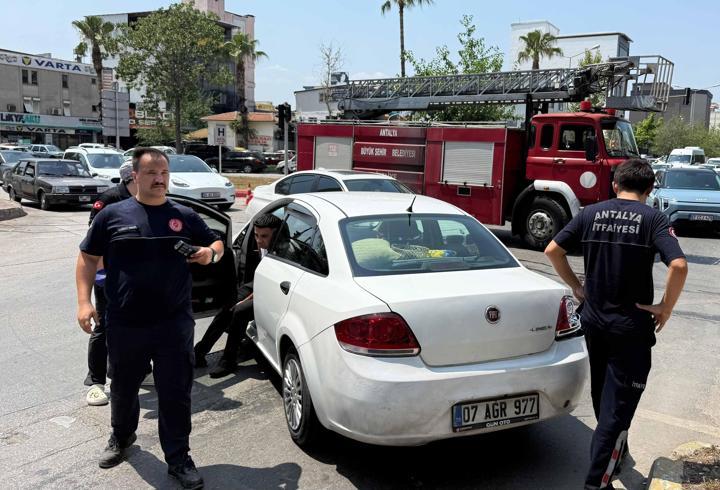 Antalya'da İtfaiye ile Otomobil Çarpıştı: 1 Yaralı