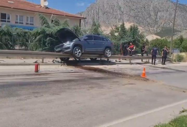 Otomobil Bariyerlere Çarptı: 1 Yaralı