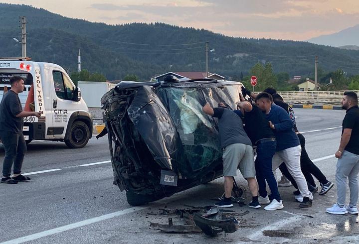 Takla atan otomobilde 3 kişi yaralandı