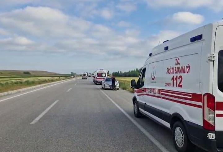 Çorum'da Minibüs Şarampole Devrildi: 1 Ağır, 17 Yaralı