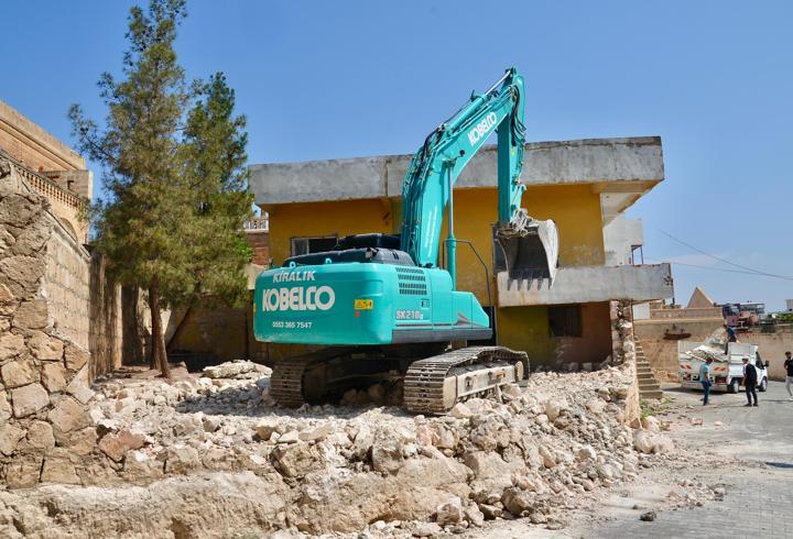 Midyat'ta kaçak ve ruhsatsız yapıların yıkımına başlanıldı